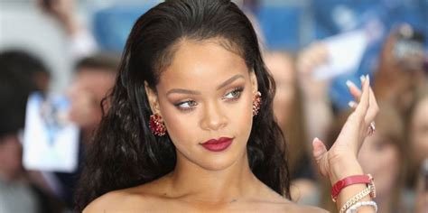 rihanna boobs|Rihanna Wears Nothing But Body Chains in a Sensual Nude。